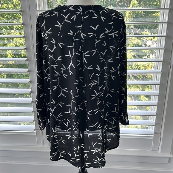 SUZY SHIER Women’s Black & White Floral Dress Blouse, V-Neck Adjustable Sleeve - Picture 3 of 10